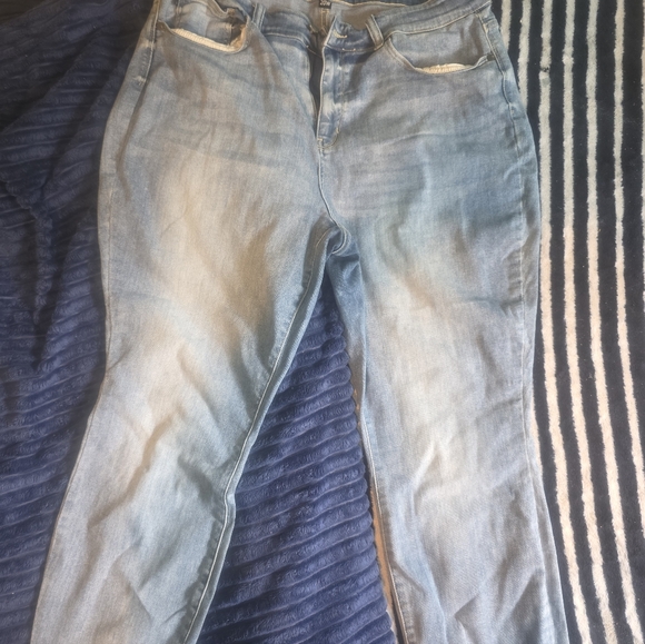 Size 20W Judy Blue Lighter Wash Jeans Relaxed Fit - Picture 5 of 9